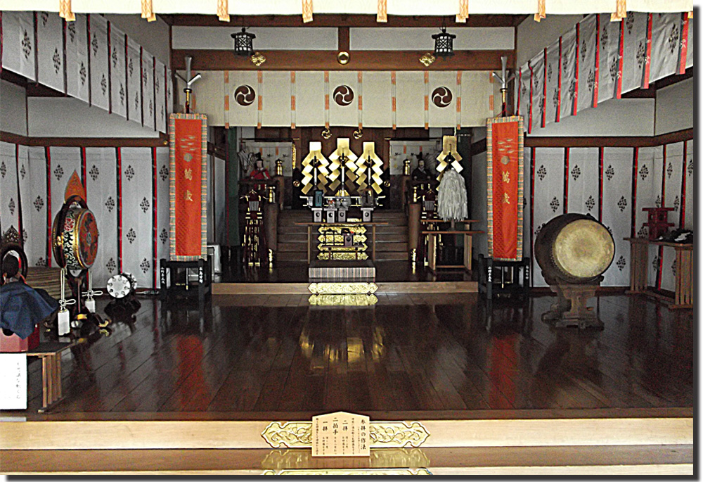 社殿内祭壇